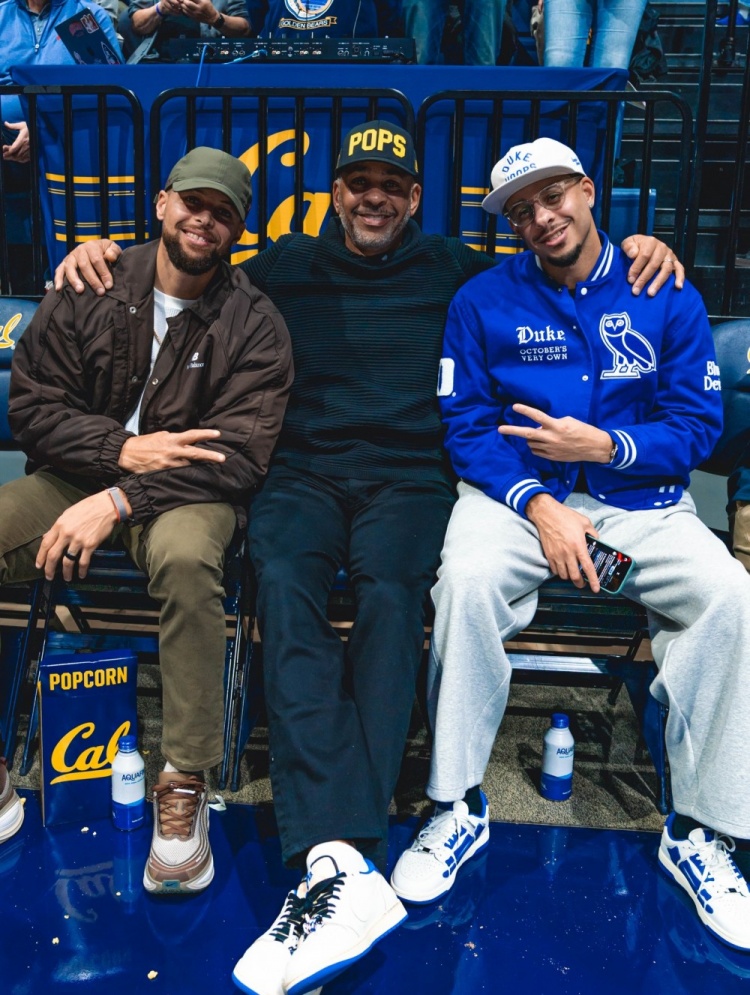 人逢喜事精神爽！库里兄弟和老爹一同观看杜克大学比赛！