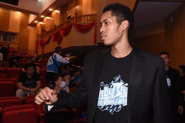 丘天结束治疗逐渐跟队训练 斯佩尔曼脚部旧伤不影响比赛