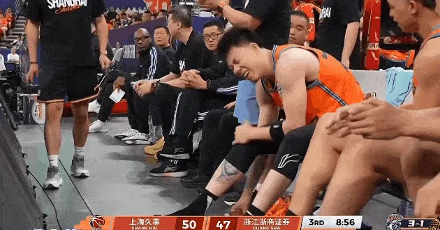 华体会体育-弗格送出本场第3次抢断，张镇麟脚滑踩爆球鞋下场换鞋